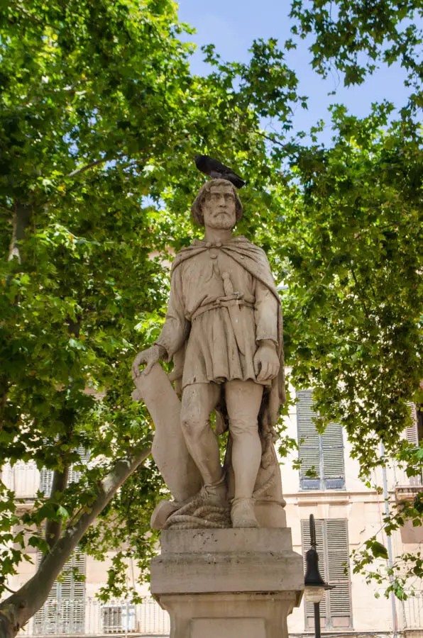 Statue von Jaume Ferrer auf dem Plaça de la Drassana