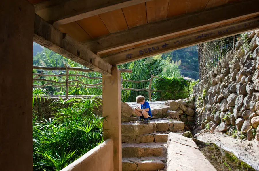 Kleine Pause während unserer Schnitzeljagd in Deià