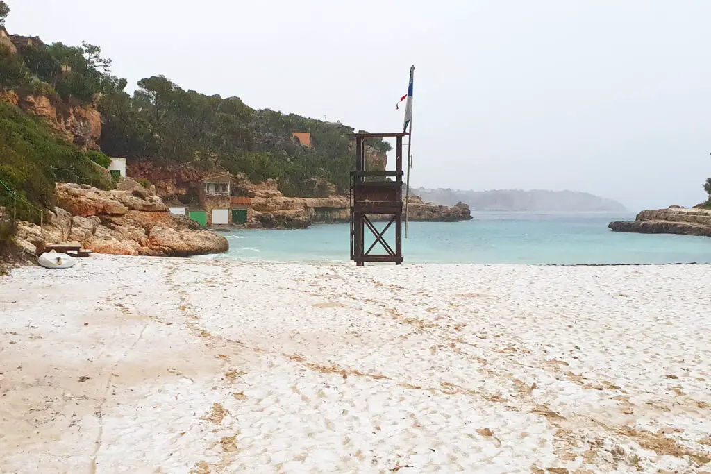 Manchmal kann es im Januar auf Mallorca auch Schnee geben, wie hier an der Cala Llombards.