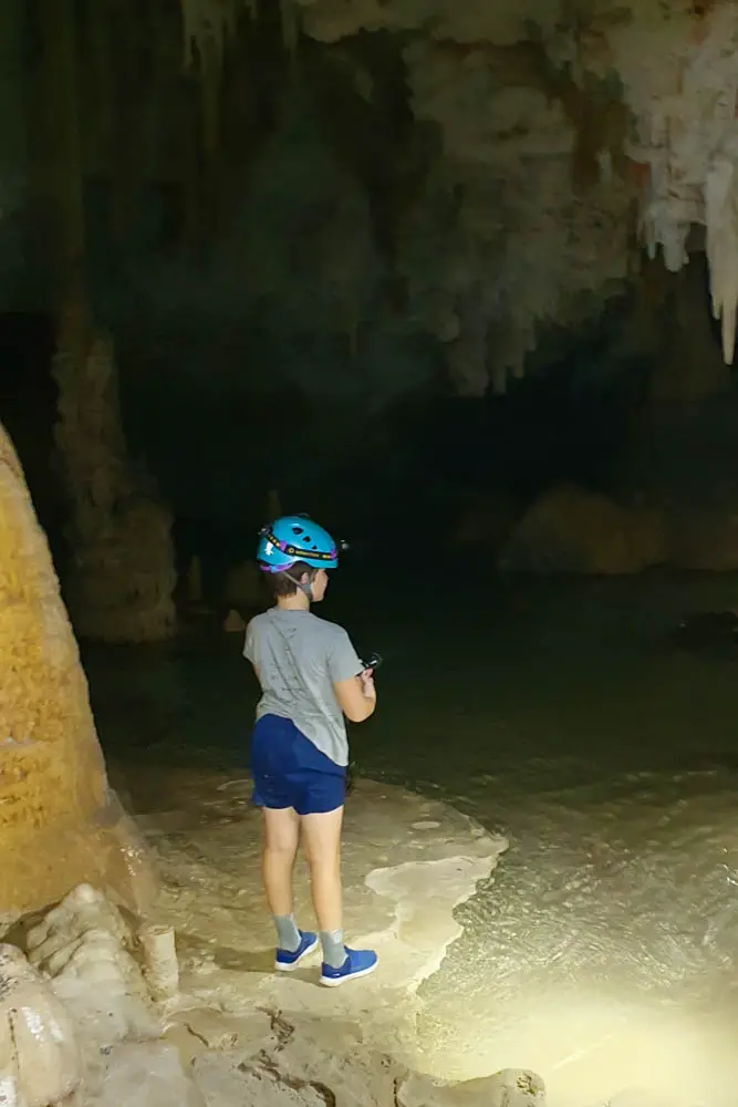 Höhle mit Strand