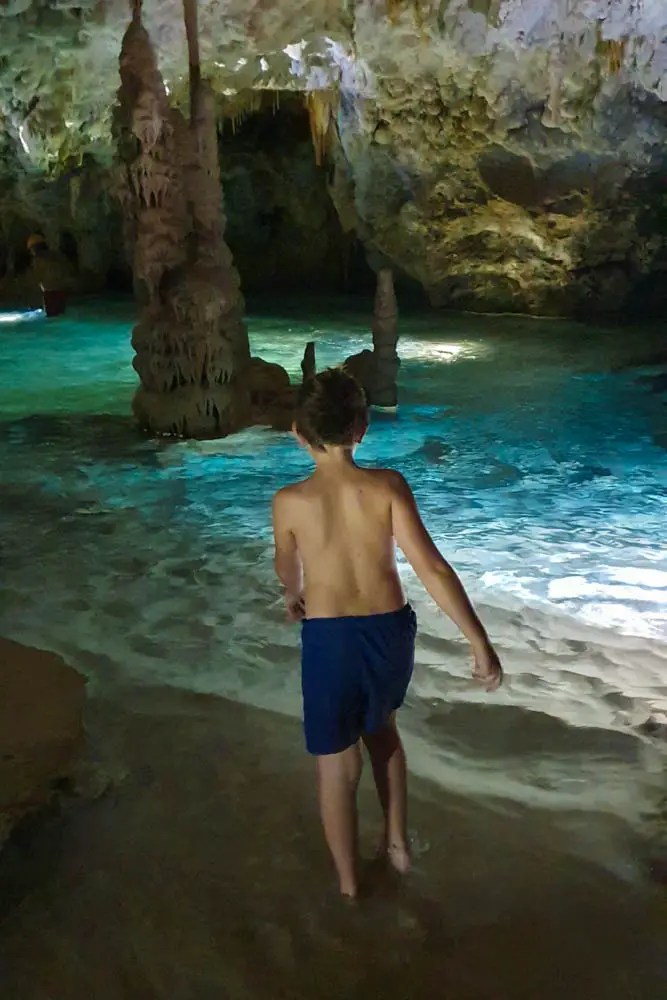Höhle mit Strand