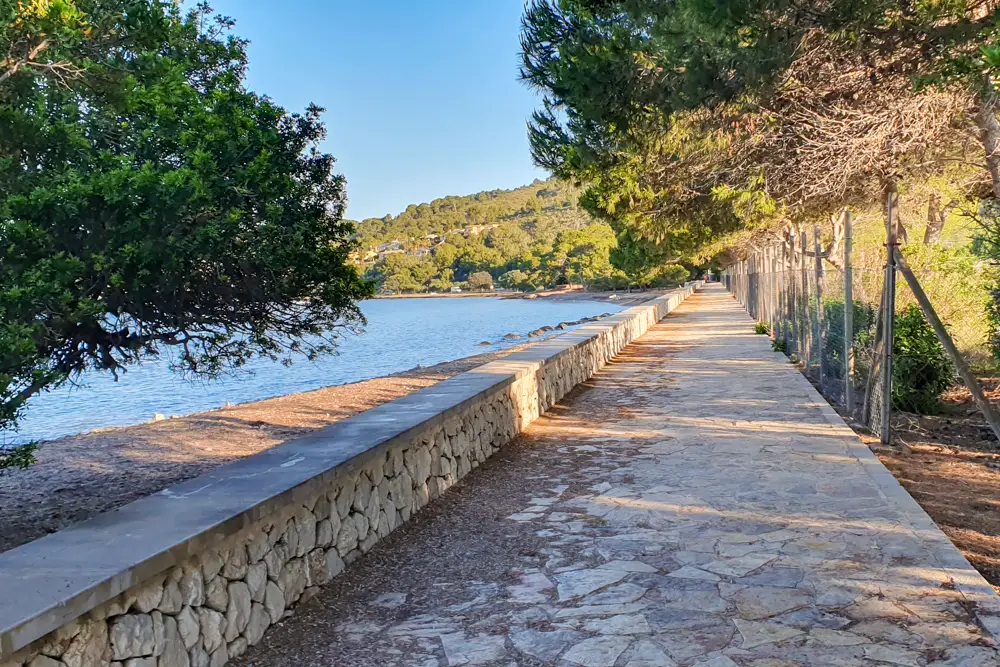 Promenade am Meer in Alcanada