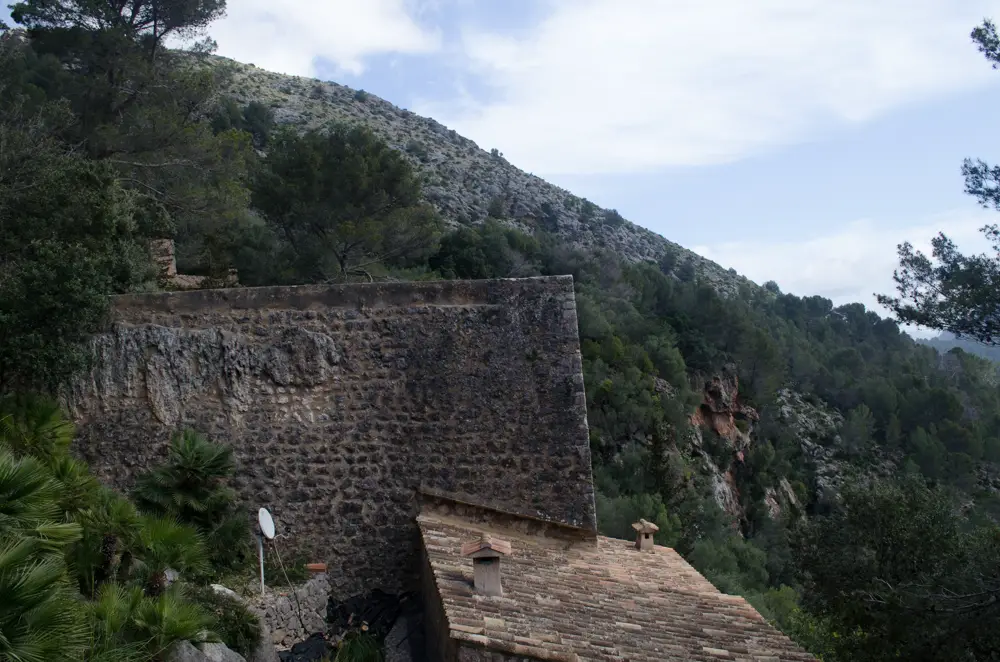 Steinmauer und Dach einer der Möhlen, Molins de Llinares, bei Pollença, die Teil eines hydraulischen Systems waren, das Getreidemühlen antrieb.