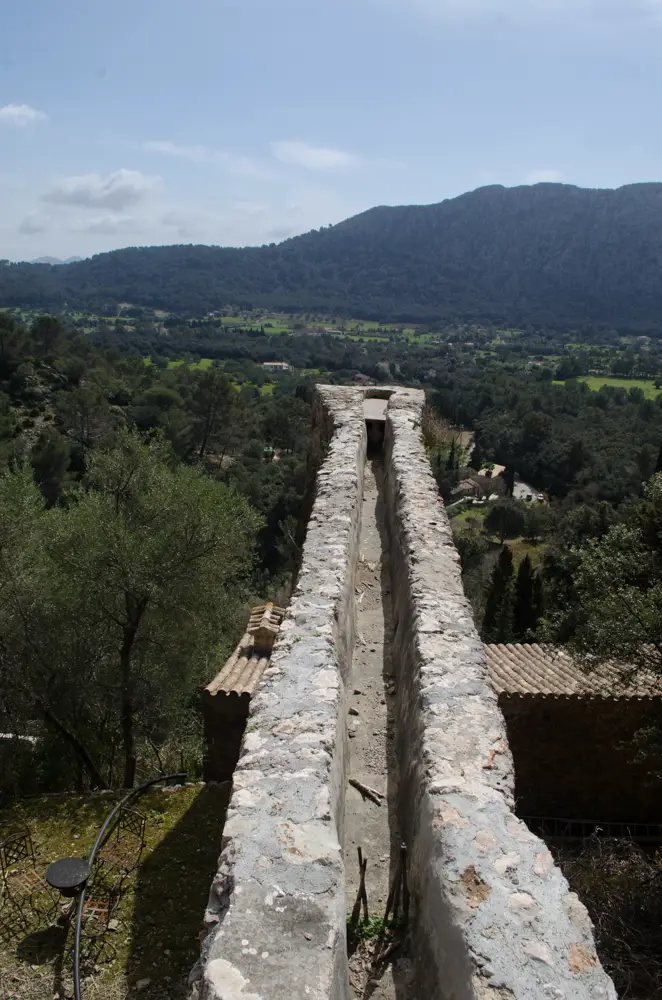 Blick auf das historische hydraulische System der Molins de Llinares nahe Pollença, Mallorca, umgeben von einer malerischen Landschaft. Einst genutzt, um Getreidemühlen anzutreiben, ist dies ein Highlight beim Wandern bei Pollença.