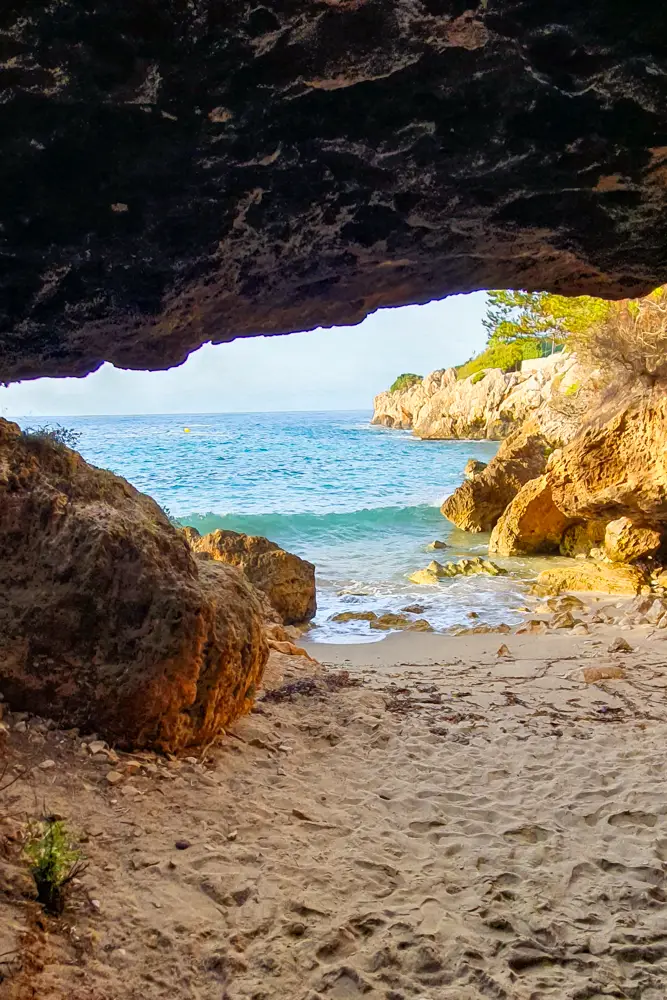 Die Höhle am Strand